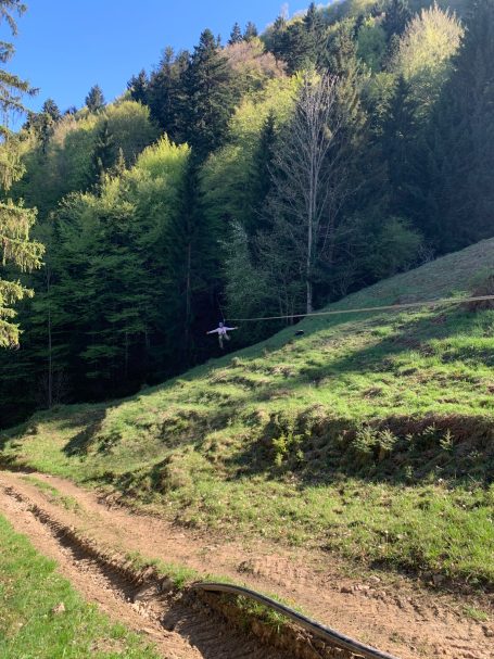Zipline Allgäu fox 1 Person beim rutscht eine zipline entlang